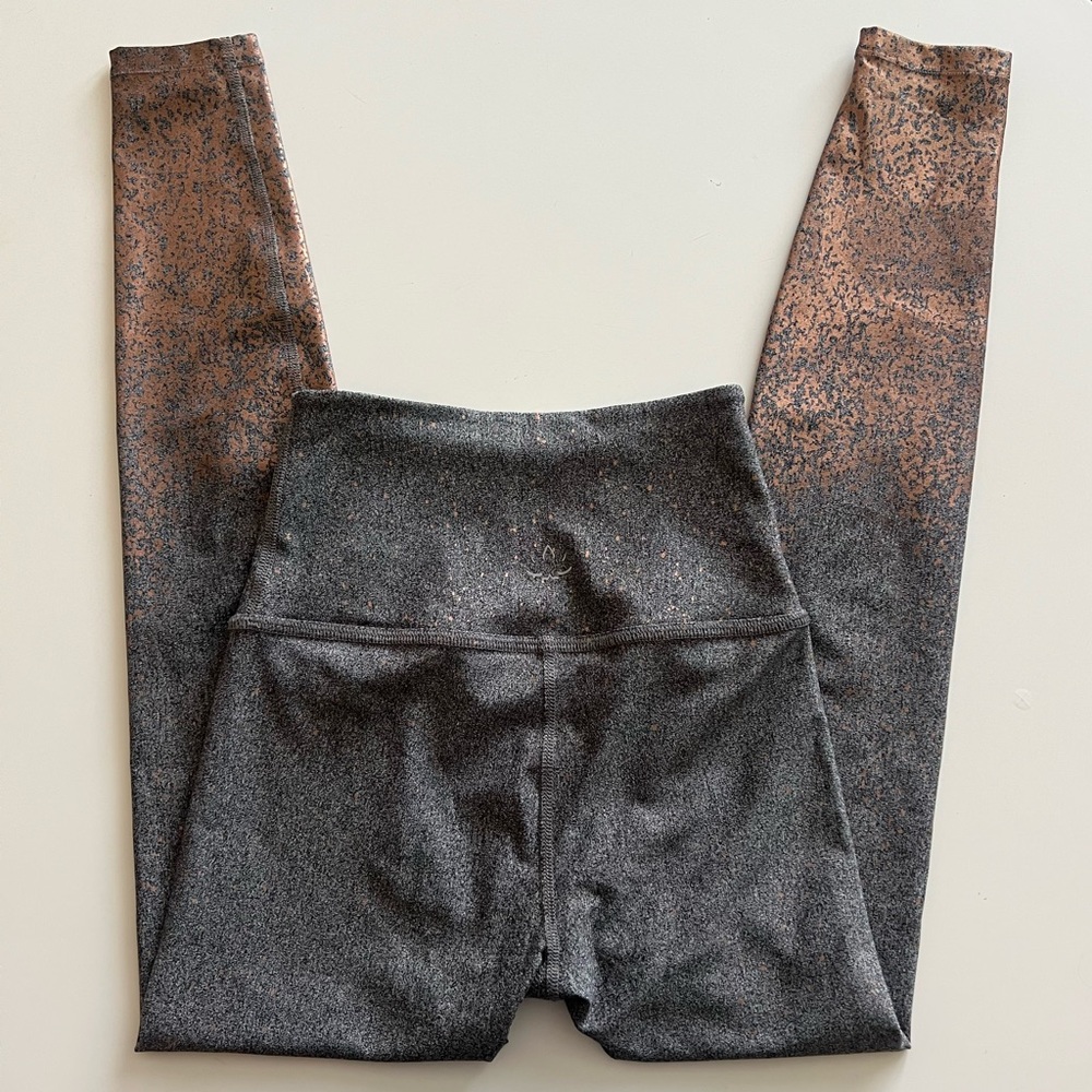 Beyond Yoga Glittering Gray and Rise Gold Leggings Size Small - Picture 5 of 7
